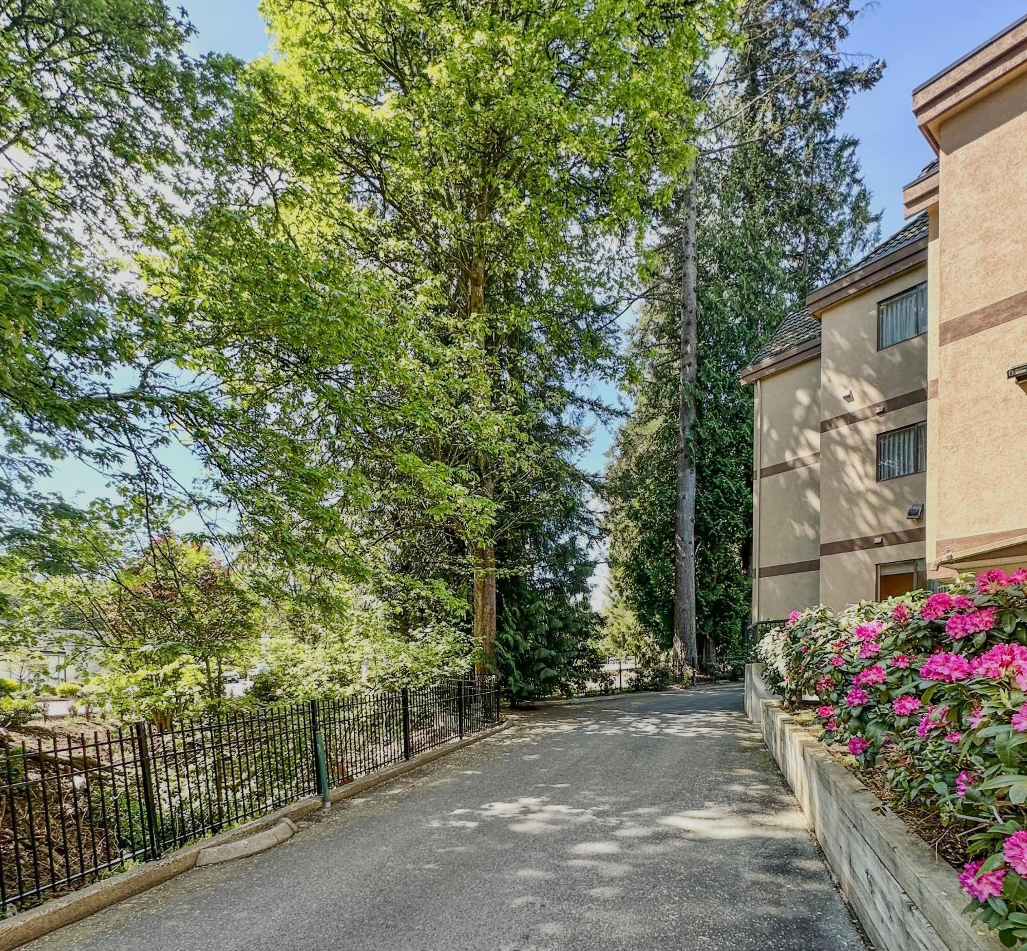 Canadian Inn Surrey Bagian luar foto