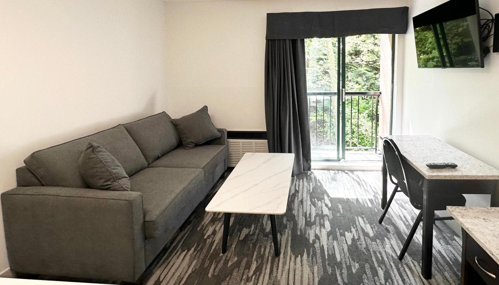 Canadian Inn Surrey Bagian luar foto